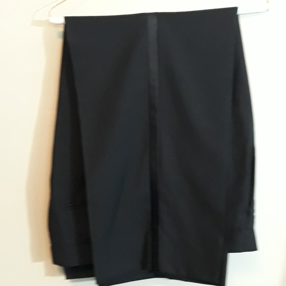 Men's Black Two-piece Tuxedo Suit (40S) - Picture 2 of 8